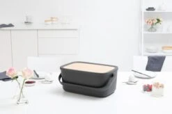 Brabantia Nic Broodtrommel - Met Bamboe Deksel - Dark Grey -Dagelijkse Benodigdheden Verkoop 1200x799 1