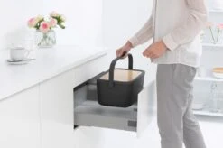 Brabantia Nic Broodtrommel - Met Bamboe Deksel - Dark Grey -Dagelijkse Benodigdheden Verkoop 1200x799 2