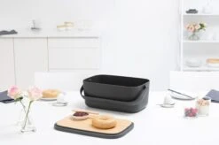 Brabantia Nic Broodtrommel - Met Bamboe Deksel - Dark Grey -Dagelijkse Benodigdheden Verkoop 1200x799 4