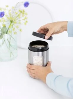 Brabantia Voorraadbus - 1,4 L - Matt Steel Fingerprint Proof / Matt Black Deksel - Met Venster -Dagelijkse Benodigdheden Verkoop 895x1200